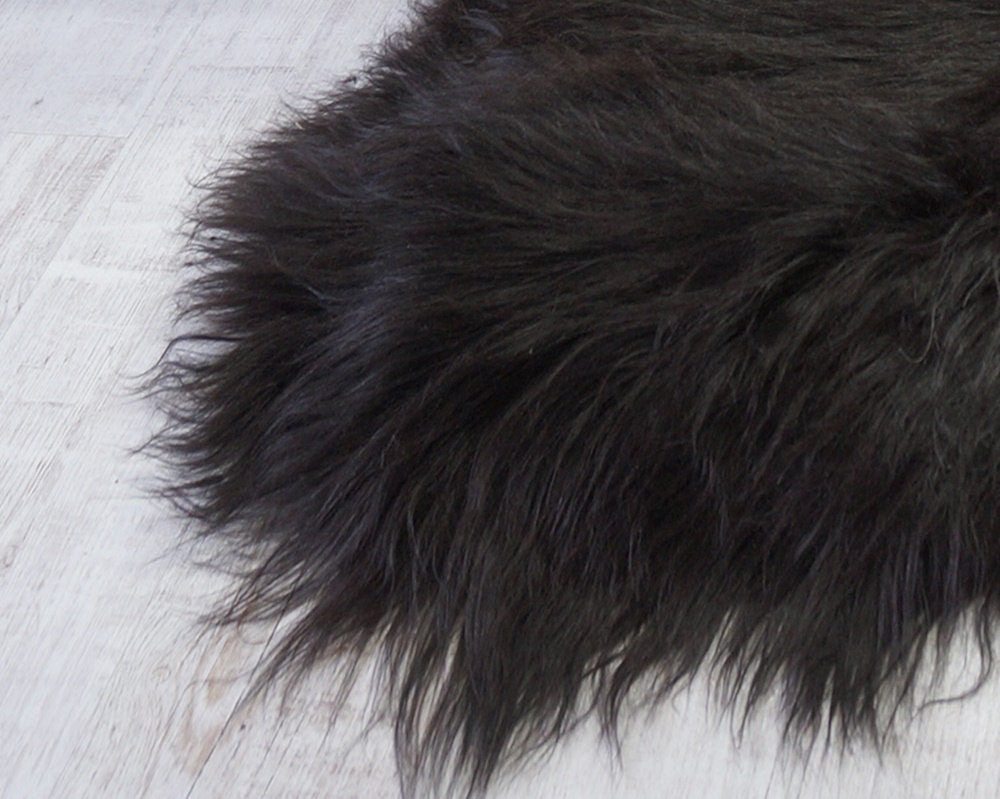 GIANT SHEEPSKIN Iceland Black Throw Genuine leather Sheep Skin 48 "x 30" Decorative rug black comfy, cozy, hair is very thick, shiny !