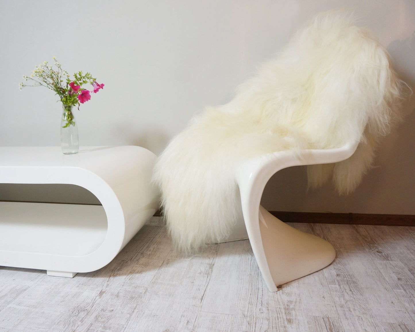GIANT SHEEPSKIN Iceland White CREAM Throw Genuine leather Sheep Skin 50"x 30" Decorative rug White comfy, cozy, hair is very thick, shiny !