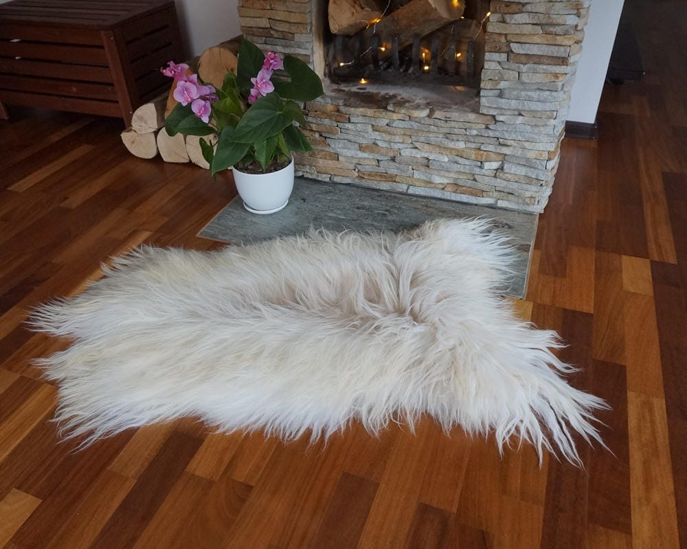 SHEEPSKIN Icelandic Creamy White Throw Genuine leather Sheep Skin 48"x 28" Decorative rug White comfy,cozy,hair is very thick,shiny