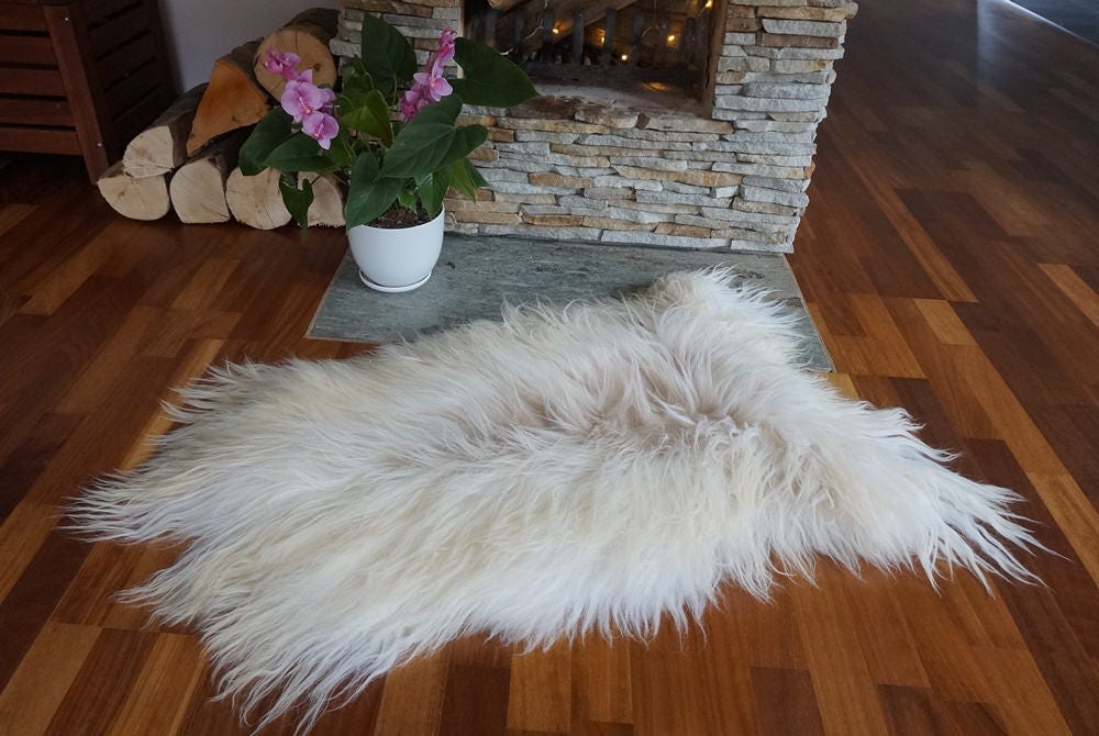 SHEEPSKIN Icelandic Creamy White Throw Genuine leather Sheep Skin 48"x 28" Decorative rug White comfy,cozy,hair is very thick,shiny