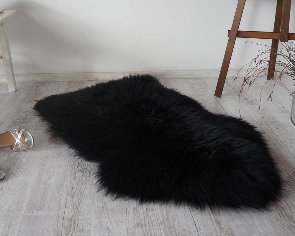 Big SHEEPSKIN L BLACK Throw Genuine leather Sheep Skin Decorative rug 48 "x 28" comfy, cozy, hair is very thick! Good gift!!