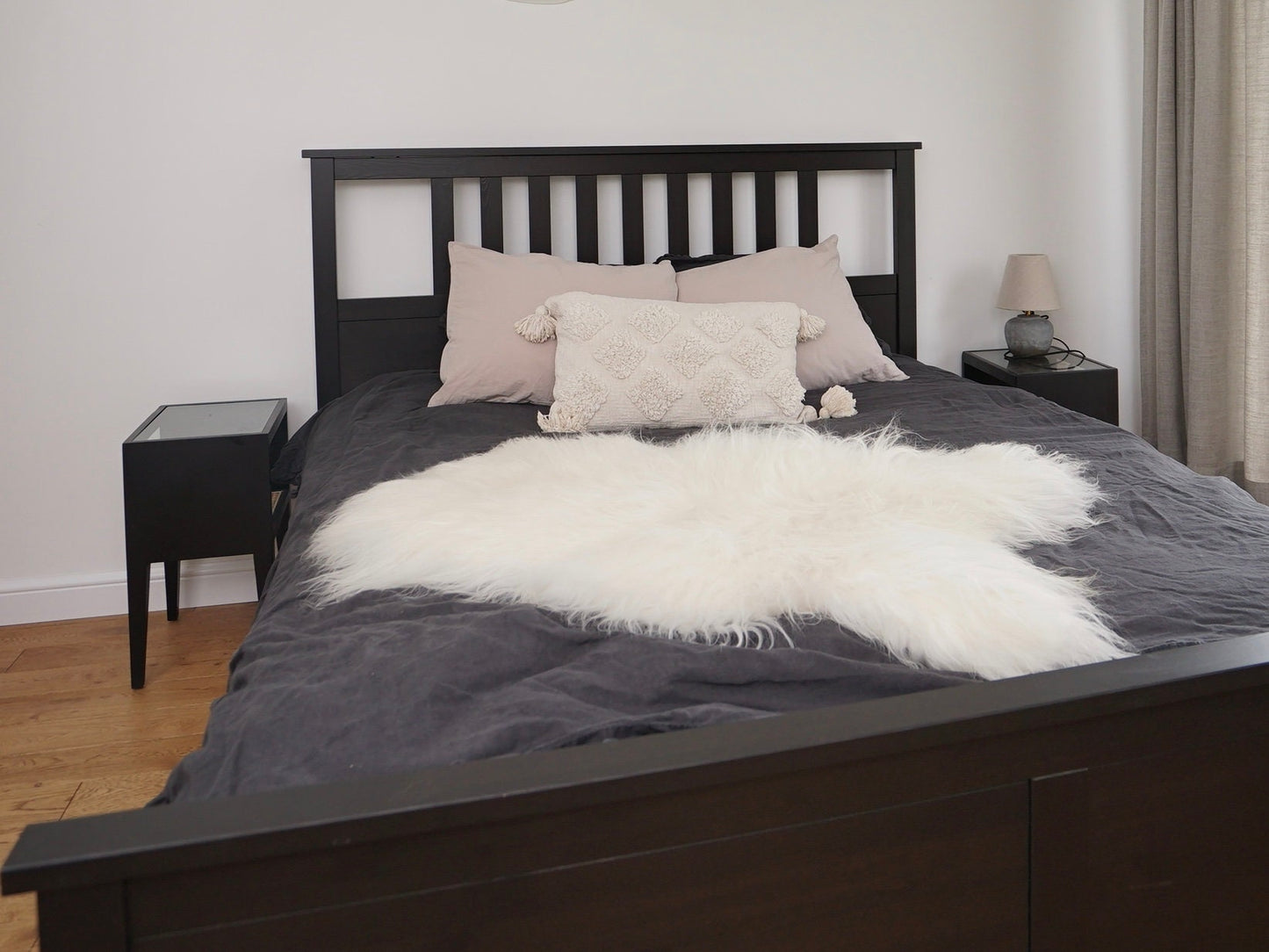 GIANT SHEEPSKIN Icelandic XXL White Throw Genuine leather Sheep Skin 52"x 32" Decorative rug White comfy, cozy, hair is very thick, shiny !
