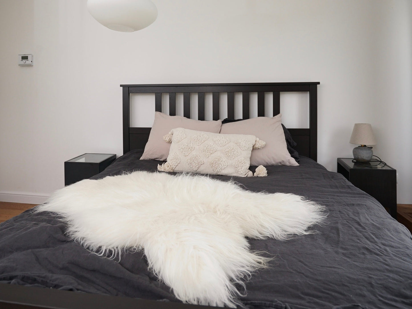 GIANT SHEEPSKIN Icelandic XXL White Throw Genuine leather Sheep Skin 52"x 32" Decorative rug White comfy, cozy, hair is very thick, shiny !