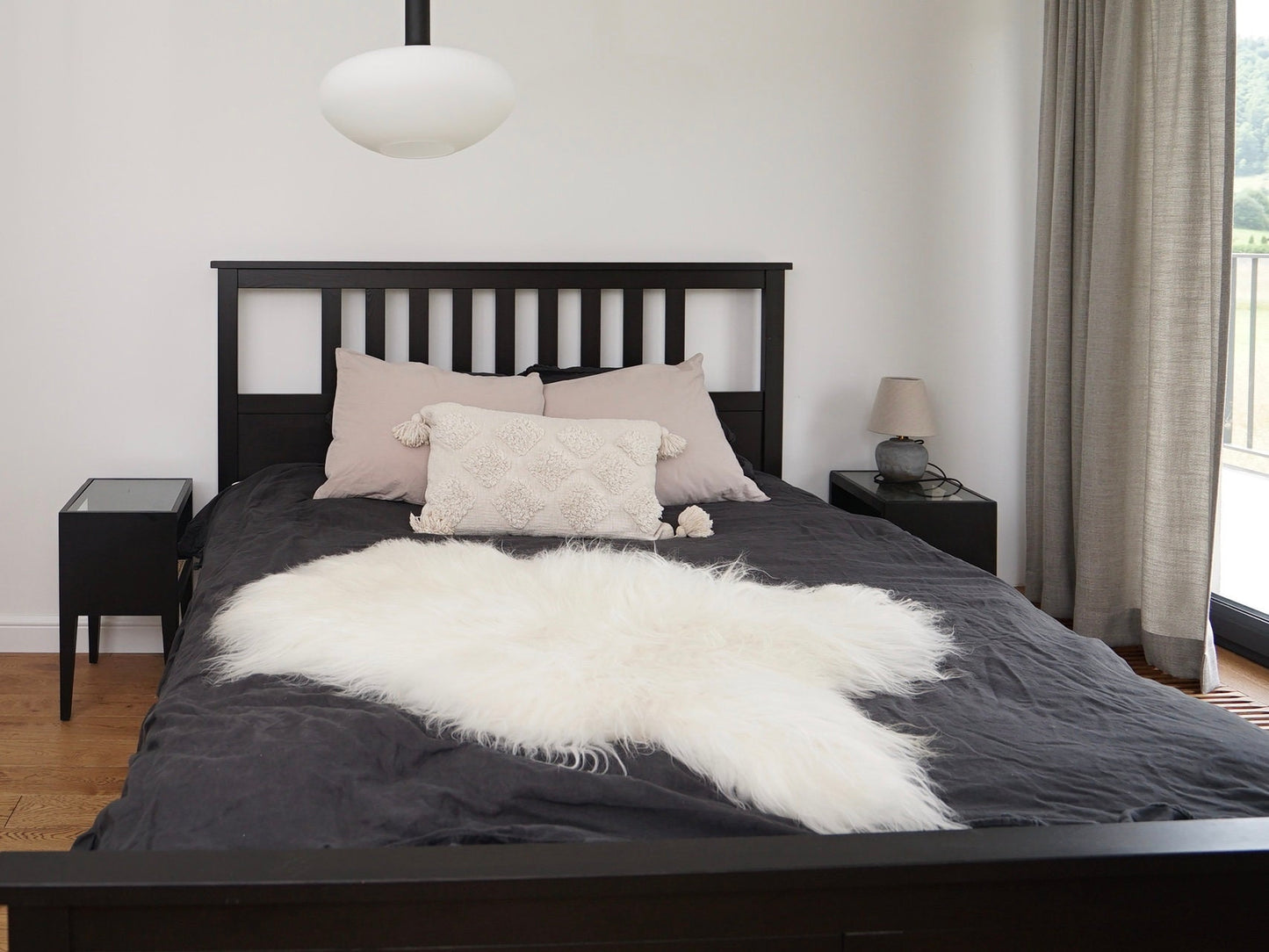 GIANT SHEEPSKIN Icelandic XXL White Throw Genuine leather Sheep Skin 52"x 32" Decorative rug White comfy, cozy, hair is very thick, shiny !