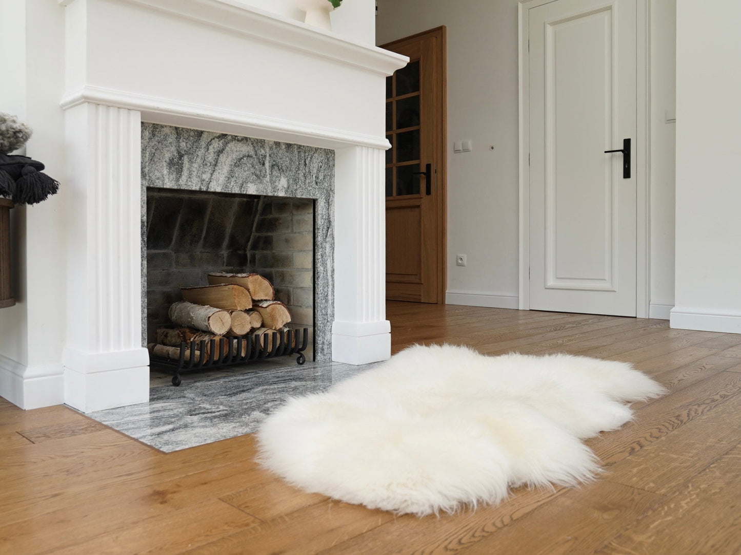 BIG SHEEPSKIN White Throw Genuine leather Sheep Skin 48 "x 28" Decorative rug Natural comfy, cozy, hair is very thick, shiny !