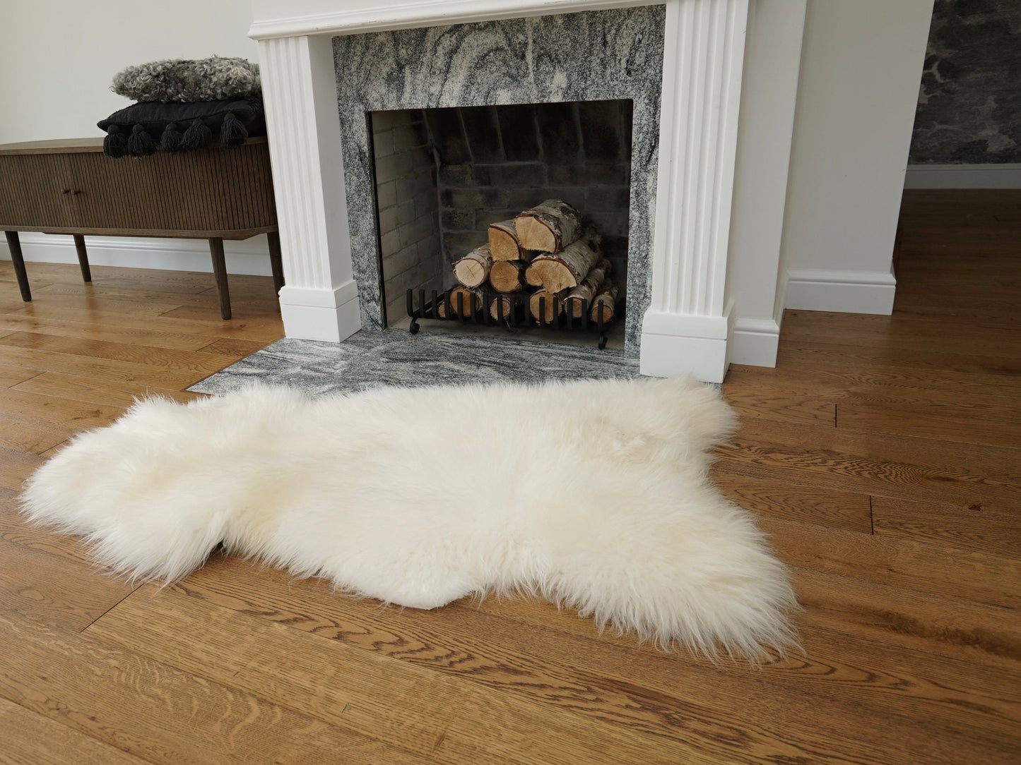 BIG SHEEPSKIN White Throw Genuine leather Sheep Skin 48 "x 28" Decorative rug Natural comfy, cozy, hair is very thick, shiny !