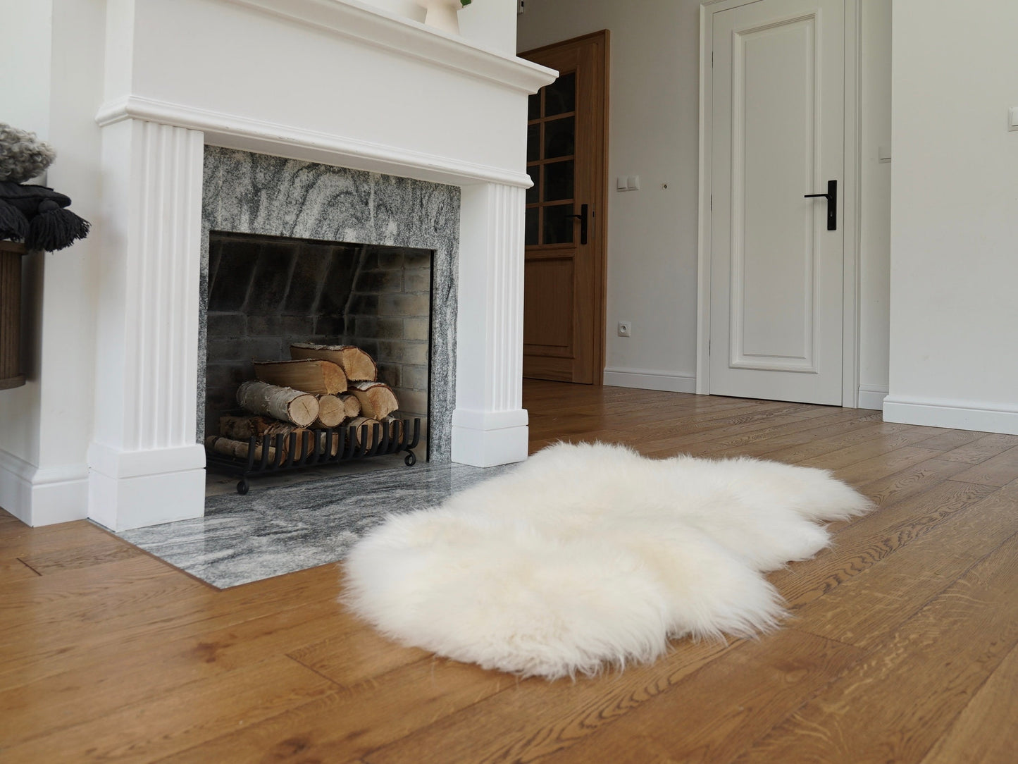 BIG SHEEPSKIN White Throw Genuine leather Sheep Skin 48 "x 28" Decorative rug Natural comfy, cozy, hair is very thick, shiny !