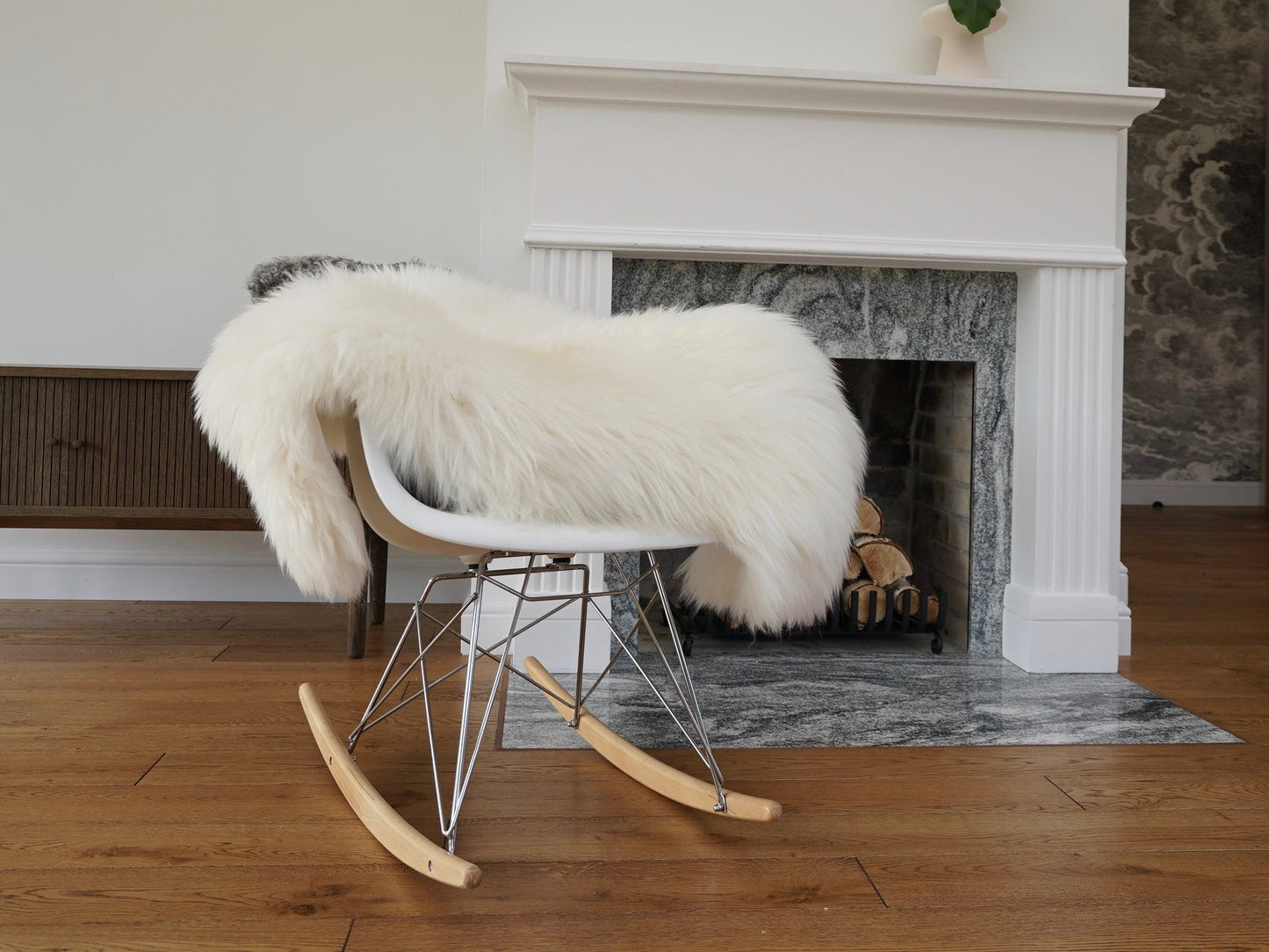 BIG SHEEPSKIN White Throw Genuine leather Sheep Skin 48 "x 28" Decorative rug Natural comfy, cozy, hair is very thick, shiny !