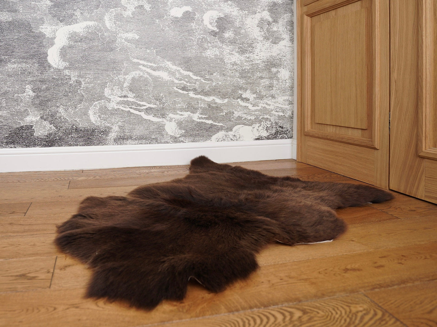 SHEEPSKIN Brown Throw Genuine leather Sheep Skin Decorative rug brown comfy, cozy, hair is very thick, shiny !