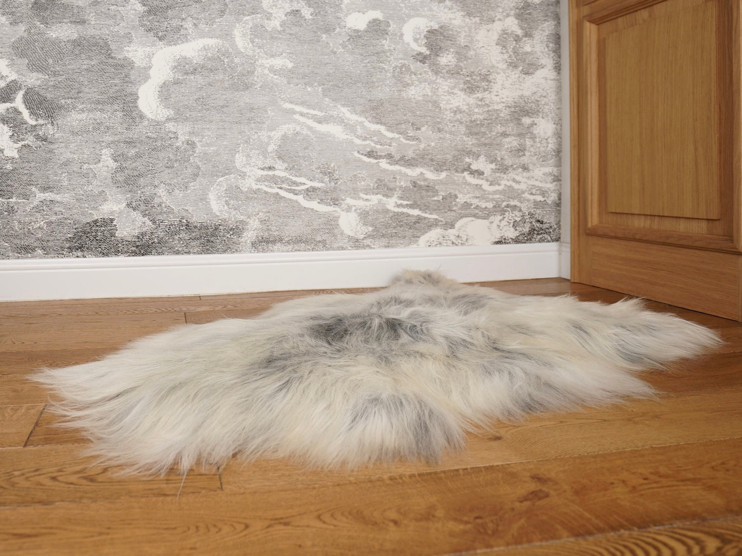 SHEEPSKIN ICELANDIC Grey CZ6 White Xxl Throw Genuine leather Sheep Skin Decorative rug Gray comfy, cozy, hair is very thick, shiny !