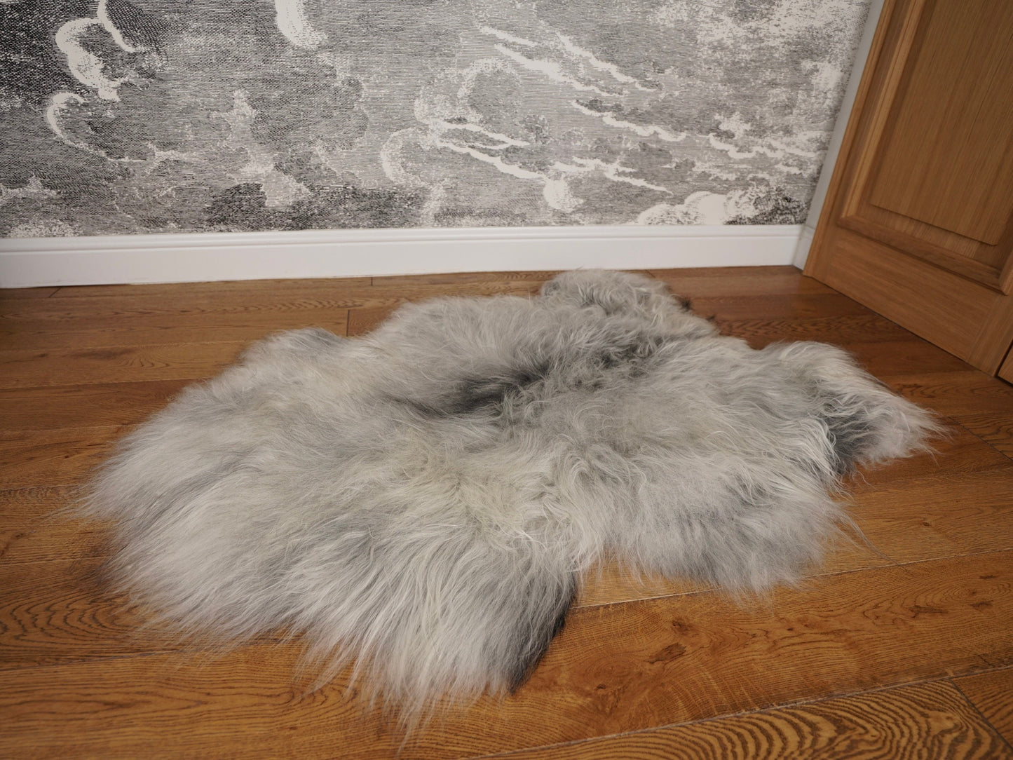 SHEEPSKIN ICELANDIC Grey DZ11 White Xxl Throw Genuine leather Sheep Skin Decorative rug Gray comfy, cozy, hair is very thick, shiny !