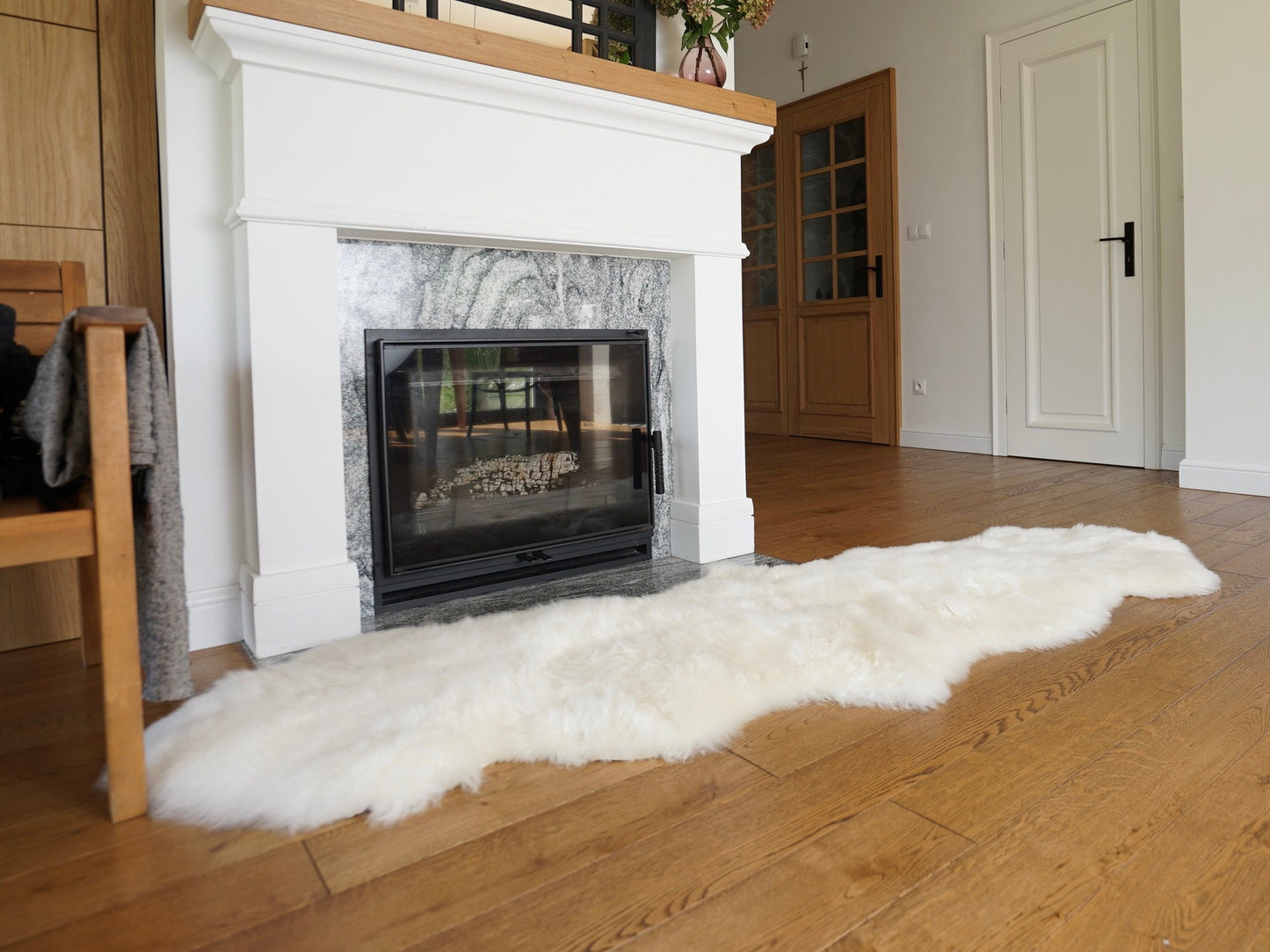 GIANT SHEEPSKIN Double XXL White Throw Genuine leather Sheep Skin 79 "x 32" Decorative rug Natural comfy,cozy, hair is very thick, shiny !