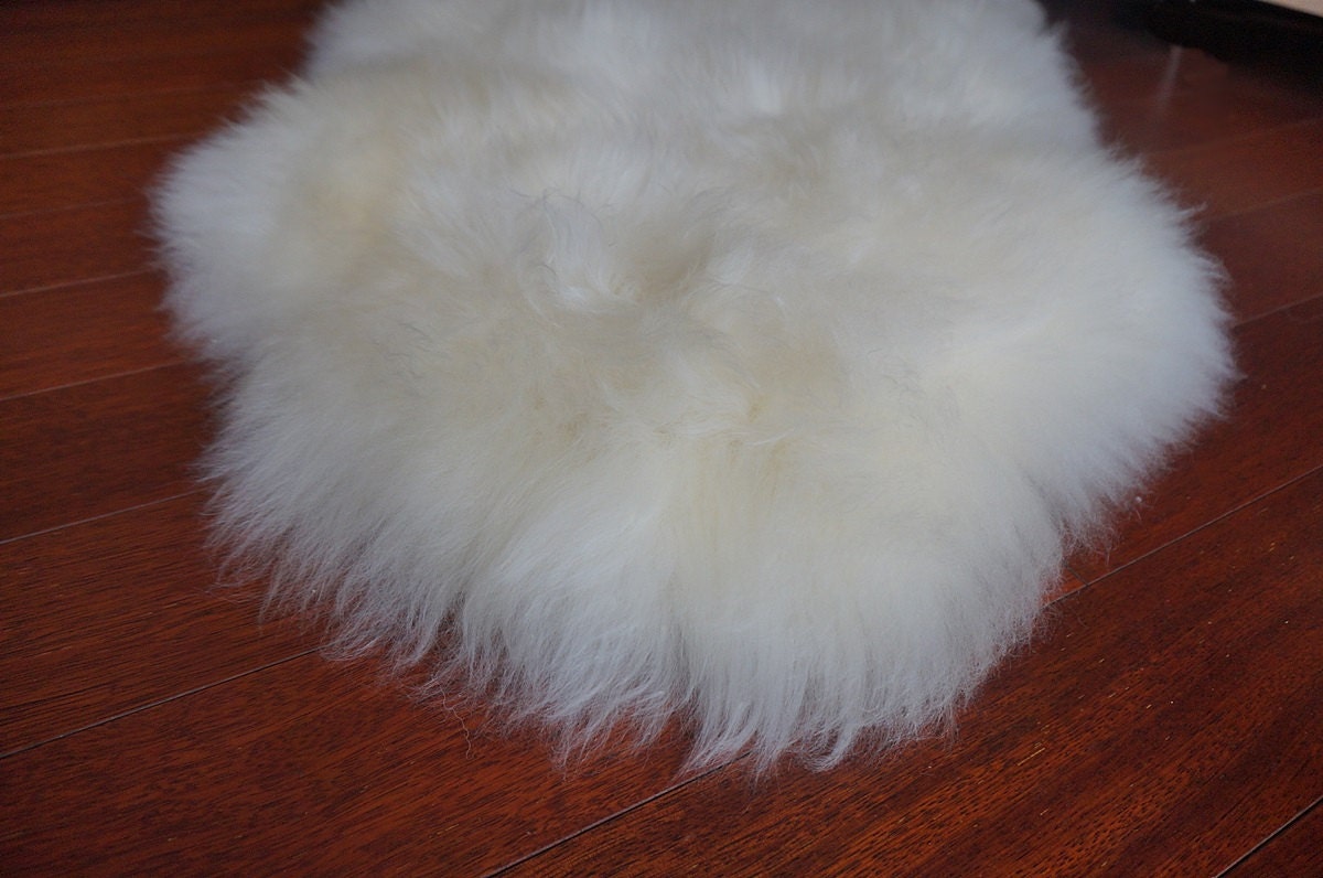 Regular SHEEPSKIN 48 "x 28" White Throw Genuine leather Sheep Skin Decorative rug Natural comfy, cozy, hair is very thick, shiny !