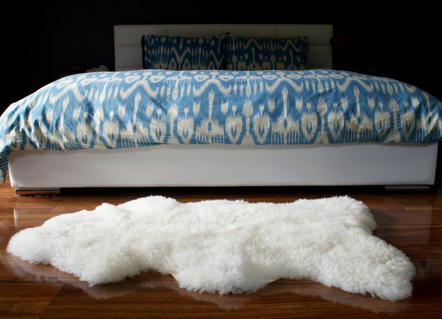 BIG SHEEPSKIN XXL White Throw Genuine leather Sheep Skin 48"x 28" Decorative rug Natural comfy, cozy, hair is very thick, shiny !