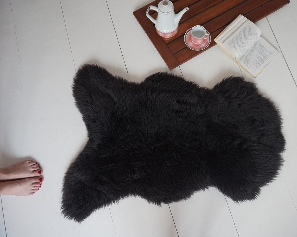 Big SHEEPSKIN L BLACK Throw Genuine leather Sheep Skin Decorative rug Brown 44 "x 26" comfy, cozy, hair is very thick! Good gift!!