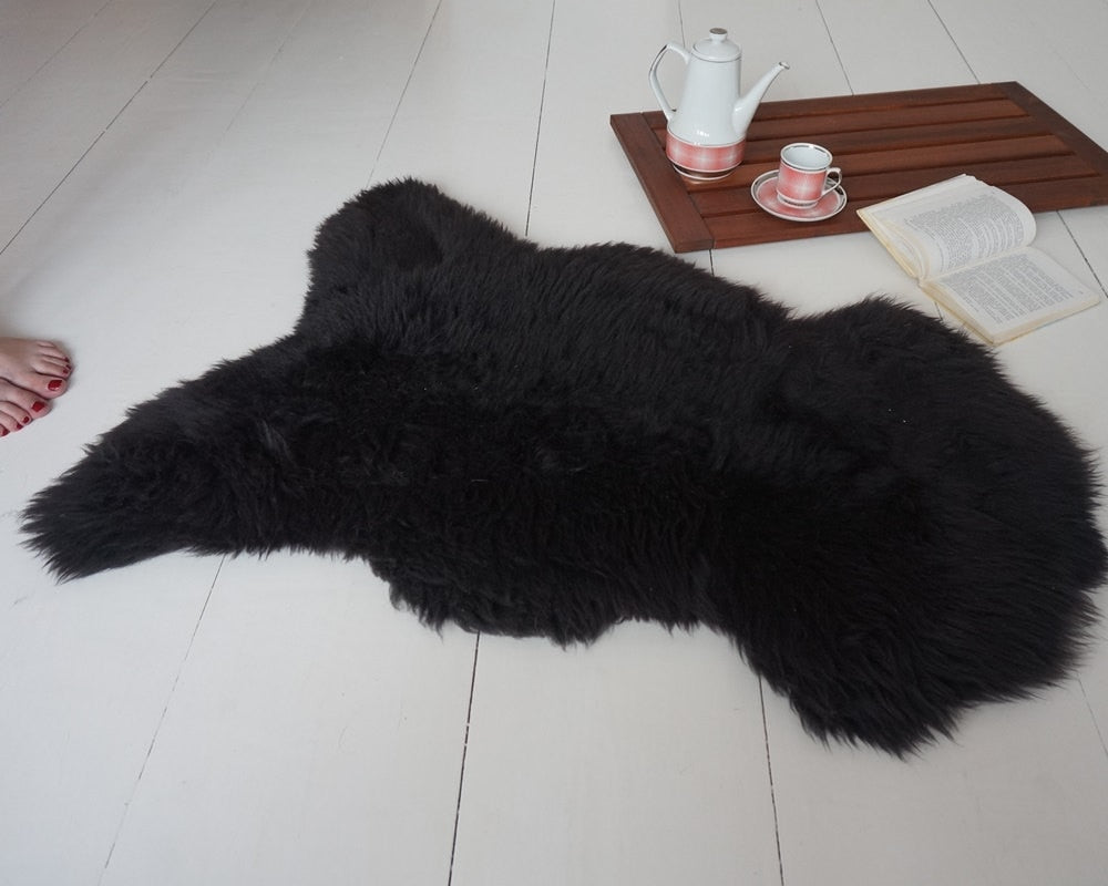 Big SHEEPSKIN L BLACK Throw Genuine leather Sheep Skin Decorative rug Brown 44 "x 26" comfy, cozy, hair is very thick! Good gift!!