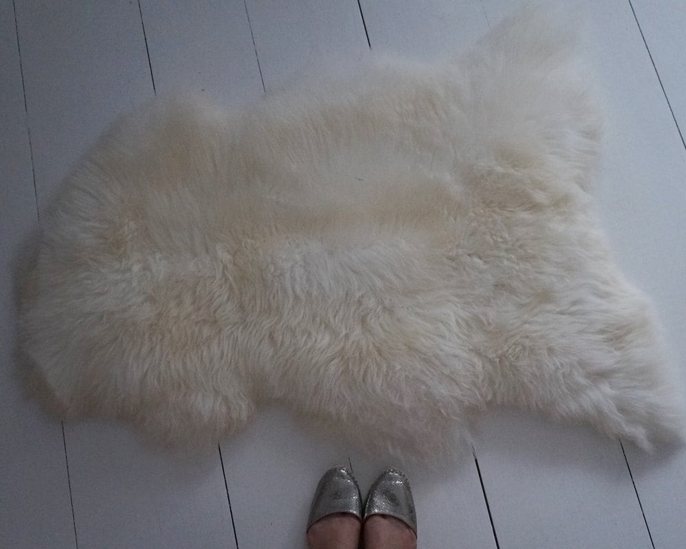 Regular SHEEPSKIN  48 "x 28" White Fur Rug Throw Genuine leather Sheep Skin Decorative Carpet Natural comfy, cozy, cheap rugs thick, shiny !