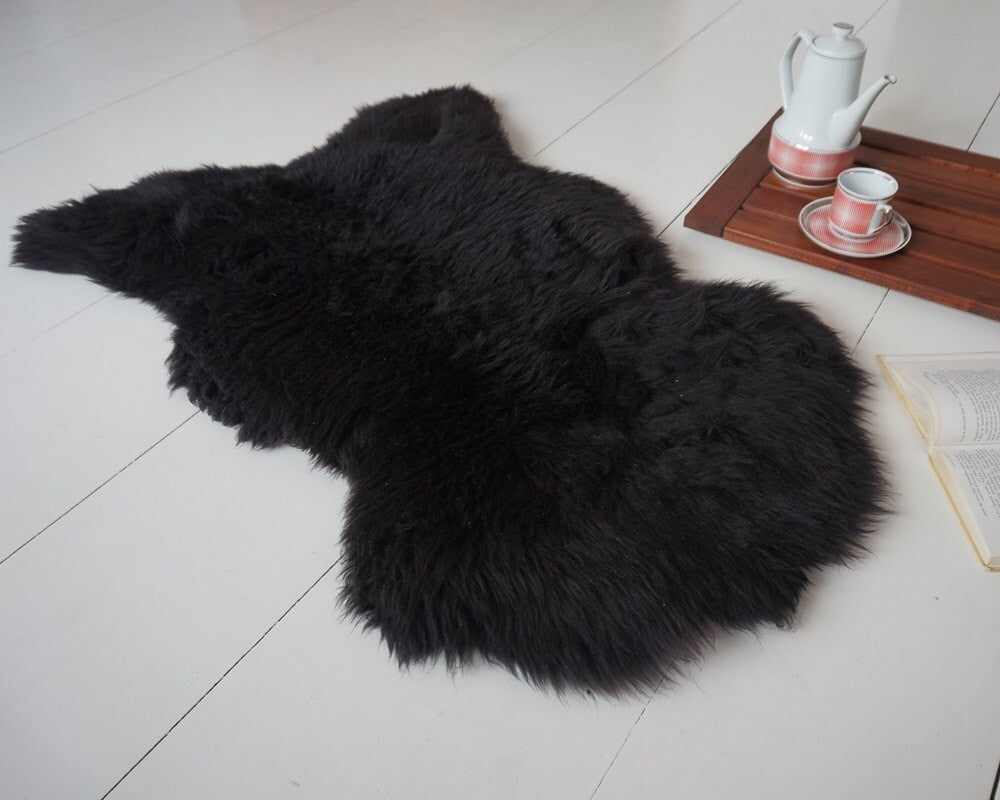 Big SHEEPSKIN L BLACK Throw Genuine leather Sheep Skin Decorative rug Brown 44 "x 26" comfy, cozy, hair is very thick! Good gift!!