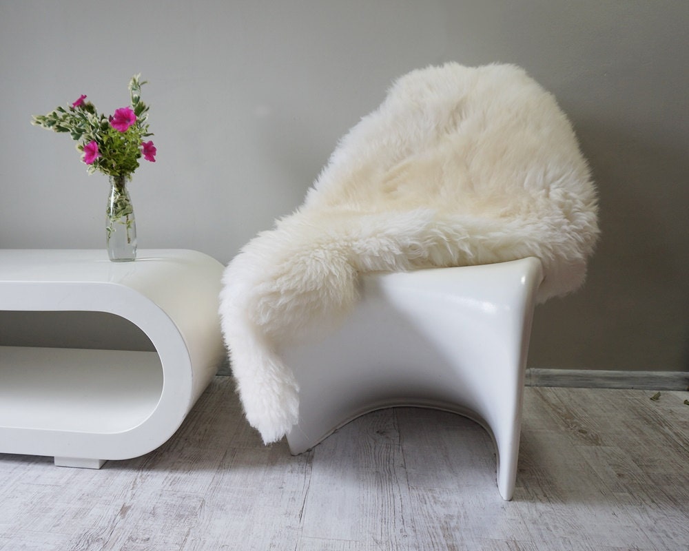 REGULAR SHEEPSKIN  White Throw Genuine leather Sheep Skin 46 "x 28"  Decorative rug Natural comfy, cozy, hair is very thick, shiny !