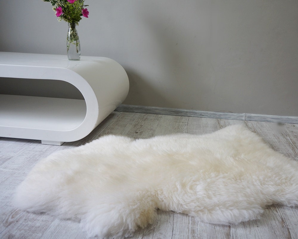 REGULAR SHEEPSKIN  White Throw Genuine leather Sheep Skin 46 "x 28"  Decorative rug Natural comfy, cozy, hair is very thick, shiny !