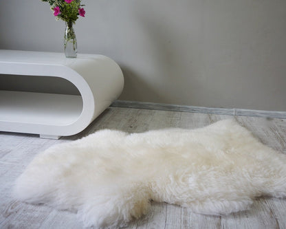 REGULAR SHEEPSKIN  White Throw Genuine leather Sheep Skin 46 "x 28"  Decorative rug Natural comfy, cozy, hair is very thick, shiny !