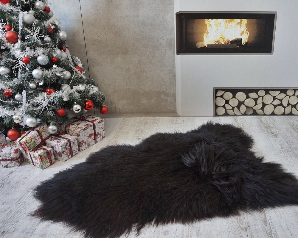 GIANT SHEEPSKIN Icelandic Black Throw Genuine leather Sheep Skin 50 "x 30"  Decorative rug black comfy, cozy, hair is very thick, shiny !