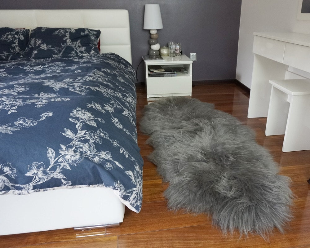 GIANT SHEEPSKIN Double XXL Grey Throw Genuine leather Sheep Skin 79" x 32" Decorative rug Natural comfy,cozy, hair is very thick, shiny !