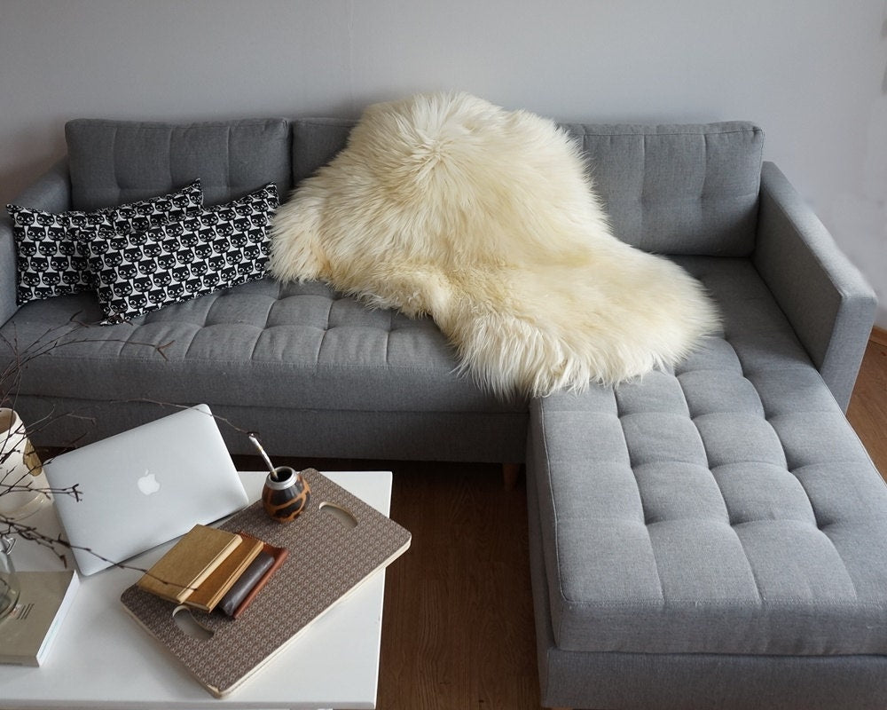 GIANT SHEEPSKIN XXL White Throw Genuine leather Sheep Skin 50 "x 30"  Decorative rug Natural comfy, cozy, hair is very thick, shiny !