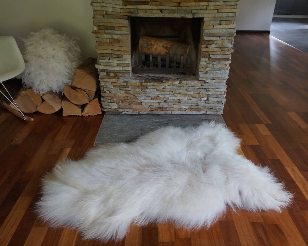 SHEEPSKIN ICELANDIC White and Cream Throw Genuine leather Sheep Skin 52" x 32" Decorative rug White comfy, cozy, hair is very thick, shiny !