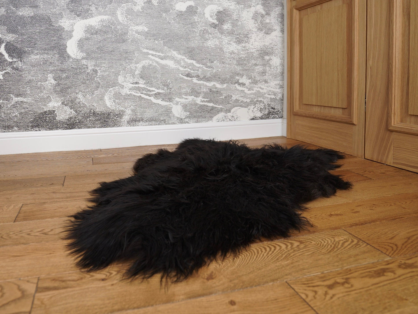 SHEEPSKIN ICELANDIC BLACK Throw Genuine leather Sheep Skin 48" x 28" Decorative rug  comfy, cozy, hair is very thick, shiny !