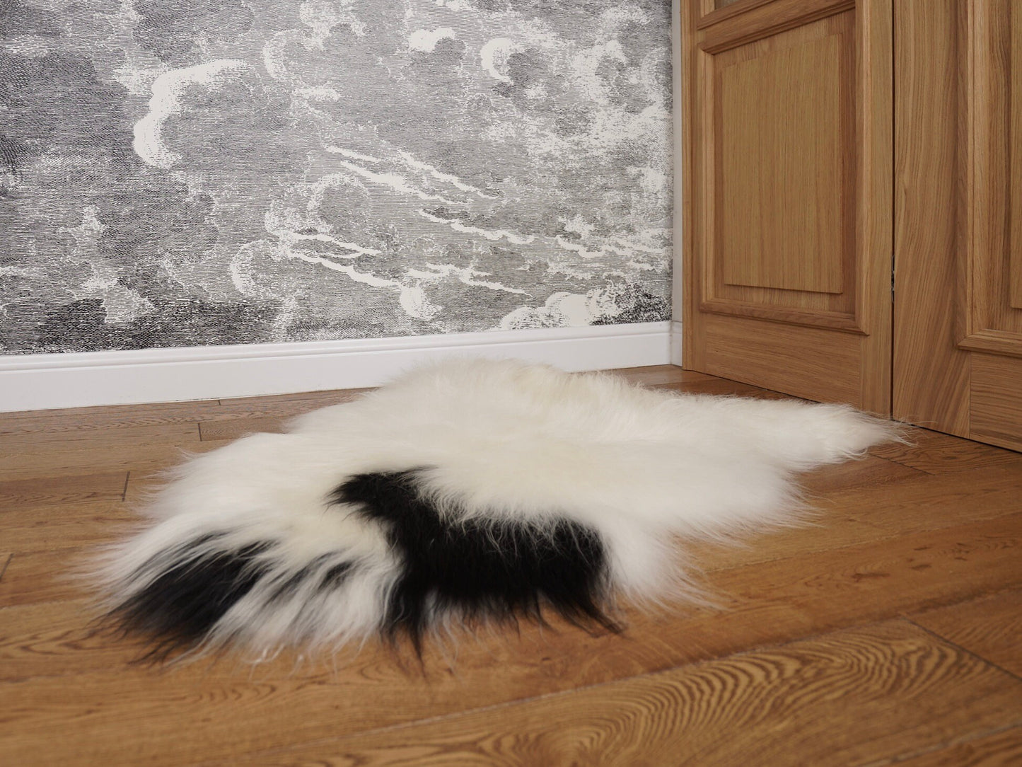 SHEEPSKIN Icelandic White & Black Throw Genuine leather Sheep Skin 44"x 30" Decorative rug White comfy CB9 cozy, hair is very thick,