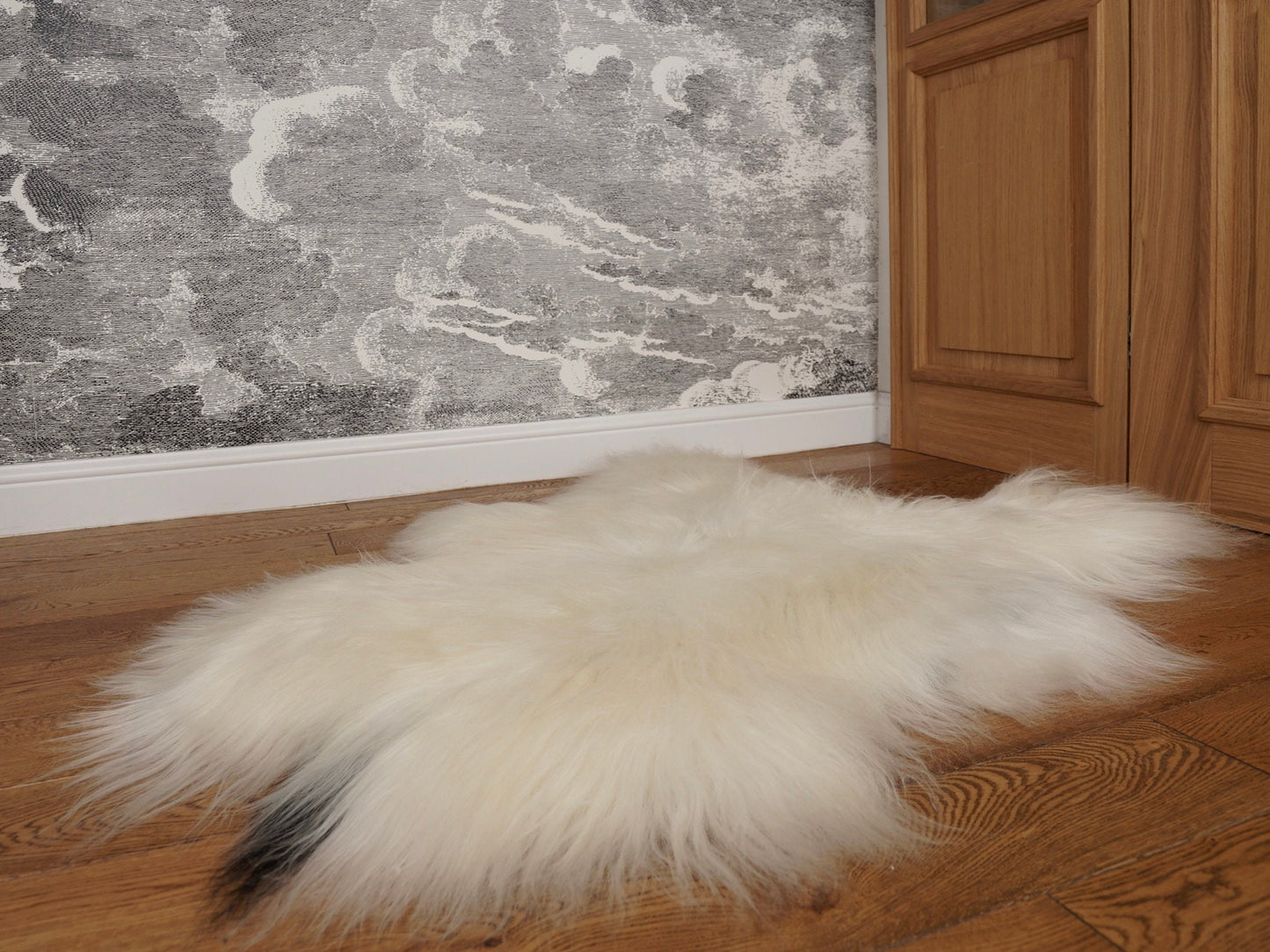 SHEEPSKIN Icelandic White & Black Throw Genuine leather Sheep Skin 56"x 32" Decorative rug White comfy BW8 cozy, hair is very thick,