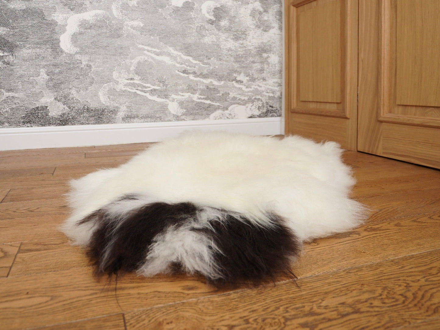 SHEEPSKIN Icelandic White & Black Throw Genuine leather Sheep Skin 50"x 30" Decorative rug White comfy BAA18 cozy, hair is very thick,