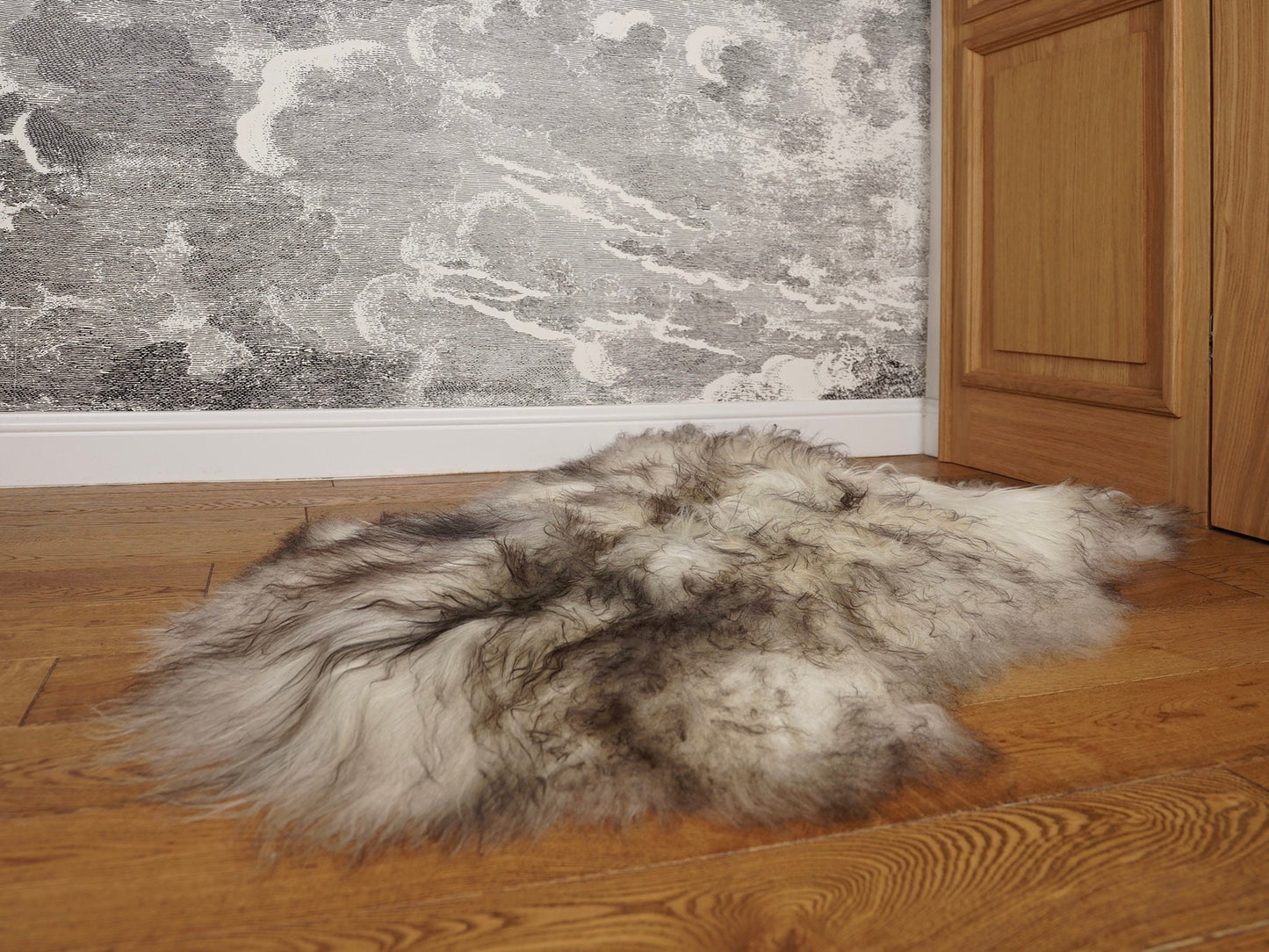 SHEEPSKIN ICELANDIC Grey DZ5 White Xxl Throw Genuine leather Sheep Skin  Decorative rug  Gray comfy, cozy, hair is very thick, shiny !