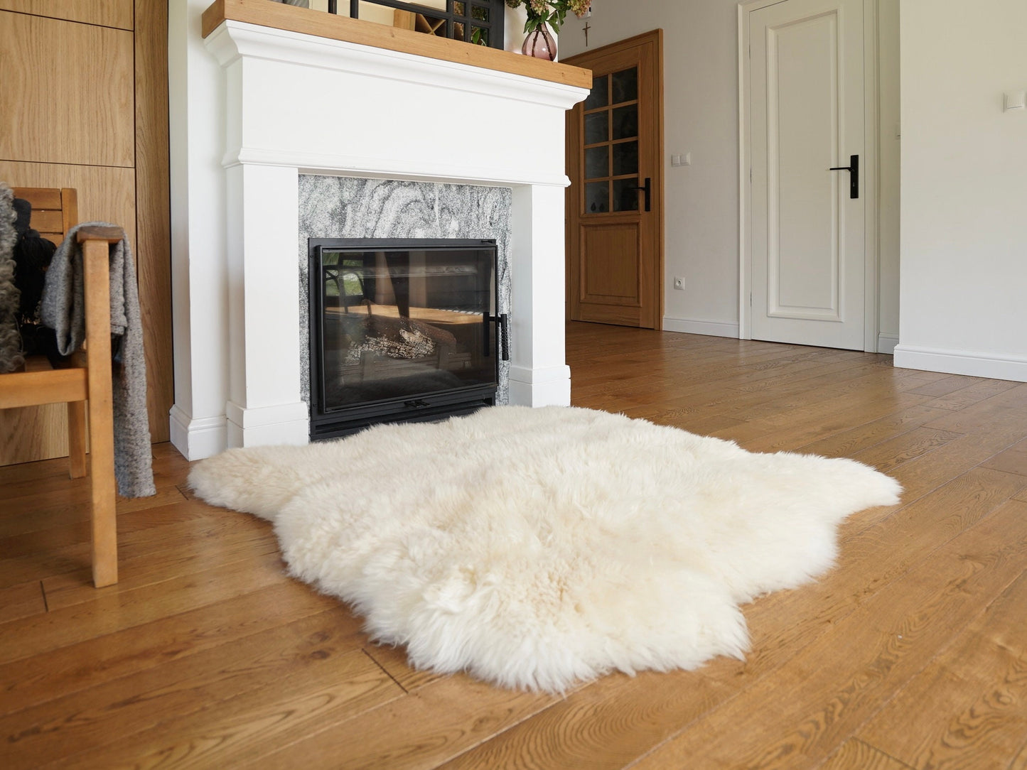 GIANT SHEEPSKIN Double XXL White Throw Genuine leather Sheep Skin 46" x 46" Decorative rug Natural comfy,cozy, hair is very thick, shiny !