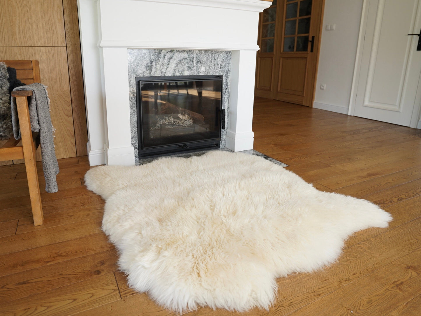 GIANT SHEEPSKIN Double XXL White Throw Genuine leather Sheep Skin 46" x 46" Decorative rug Natural comfy,cozy, hair is very thick, shiny !