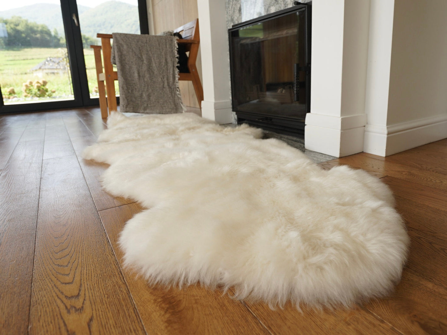 GIANT SHEEPSKIN  Double XXL White Throw Genuine leather Sheep Skin 79 "x 32"  Decorative rug Natural comfy,cozy, hair is very thick, shiny !