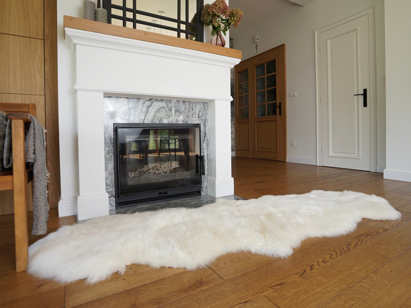 GIANT SHEEPSKIN  Double XXL White Throw Genuine leather Sheep Skin 79 "x 32"  Decorative rug Natural comfy,cozy, hair is very thick, shiny !