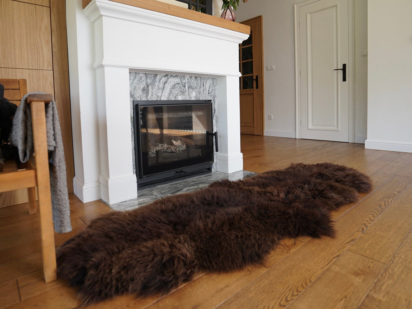 GIANT SHEEPSKIN  Double XXL Brown Throw Genuine leather Sheep Skin 79 "x 32" Decorative rug Natural comfy, cozy, hair is very thick, shiny !