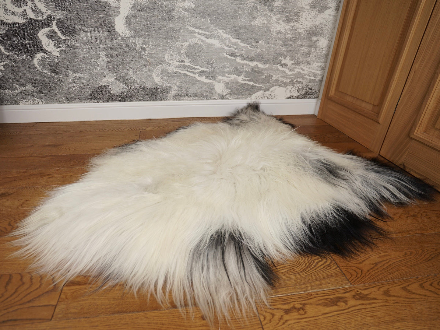 SHEEPSKIN Icelandic White & Black Throw Genuine leather Sheep Skin 60"x 40" Decorative rug White comfy XD9 cozy, hair is very thick,