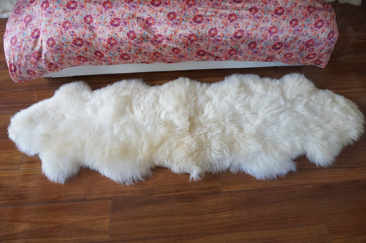 GIANT SHEEPSKIN Double XXL White Throw Genuine leather Sheep Skin 79" x 30" Decorative rug Natural comfy, cozy, hair is very thick, shiny !