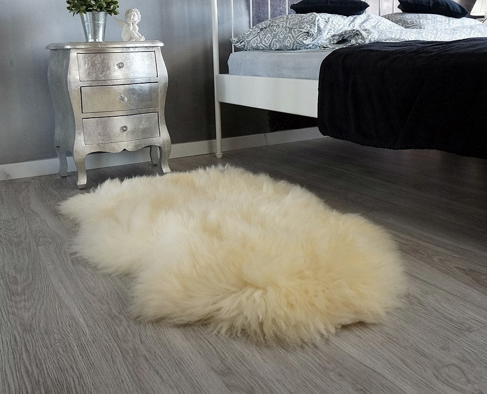 GIANT SHEEPSKIN 50 "x 30" White Throw Genuine leather Sheep Skin Decorative rug Natural comfy, cozy, hair is very thick, shiny !