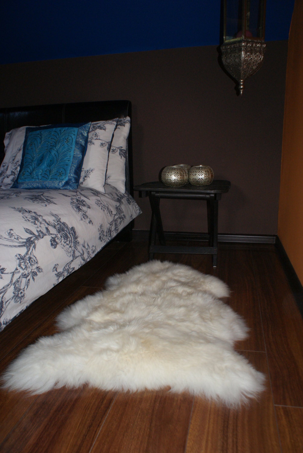 BIG SHEEPSKIN XXL White Throw Genuine leather Sheep Skin 48"x 28"  Decorative rug Natural comfy, cozy, hair is very thick, shiny !