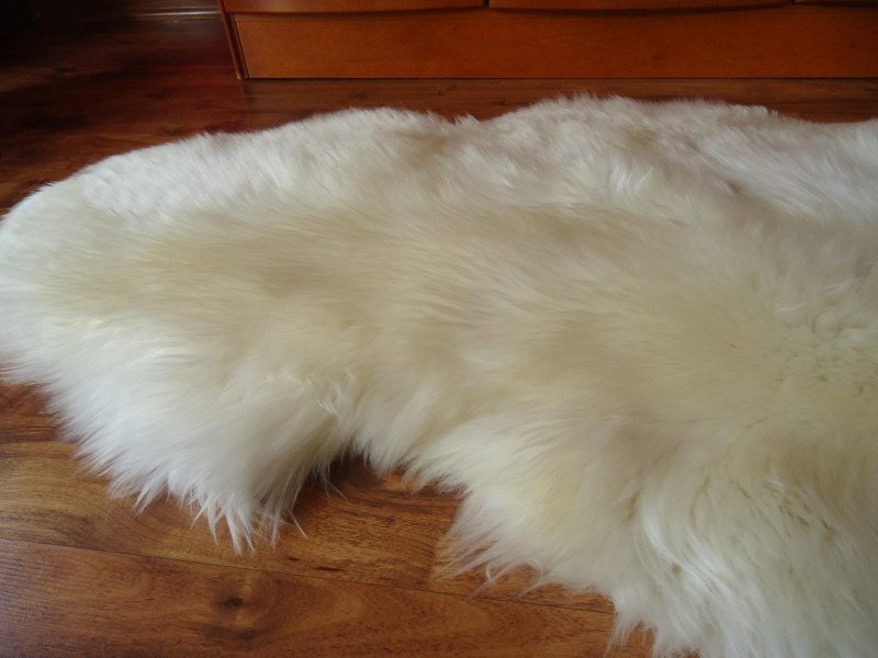 BIG SHEEPSKIN XXL White Throw Genuine leather Sheep Skin 48"x 28"  Decorative rug Natural comfy, cozy, hair is very thick, shiny !